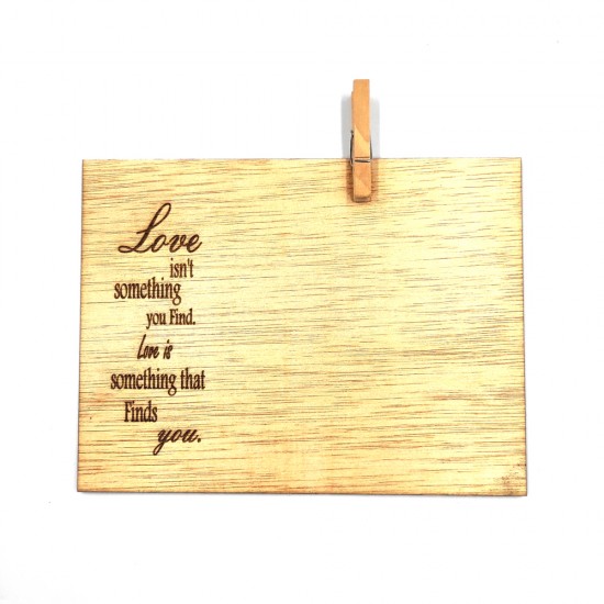 Ξύλινη κάρτα  " Love isn't something you find "
